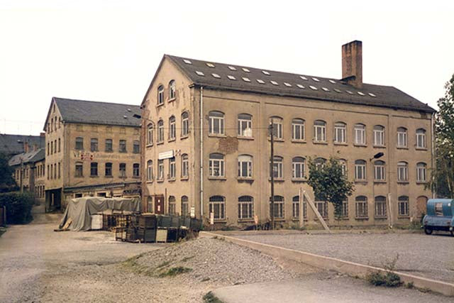 Historisches Fabrikgebaeude in Zeulenroda, Gruendungsort von suprima im Jahr 1935, Aussenansicht mit Hof