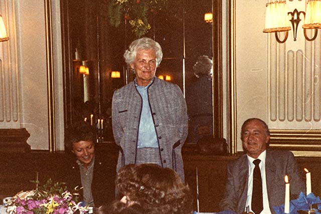 Firmengründerin Margarethe Meyer (Mitte) bei der Übergabe der Geschäftsführung an die zweite Generation 1976 – Brigitte Ingerl und Horst Kleeberg übernehmen die Leitung von suprima