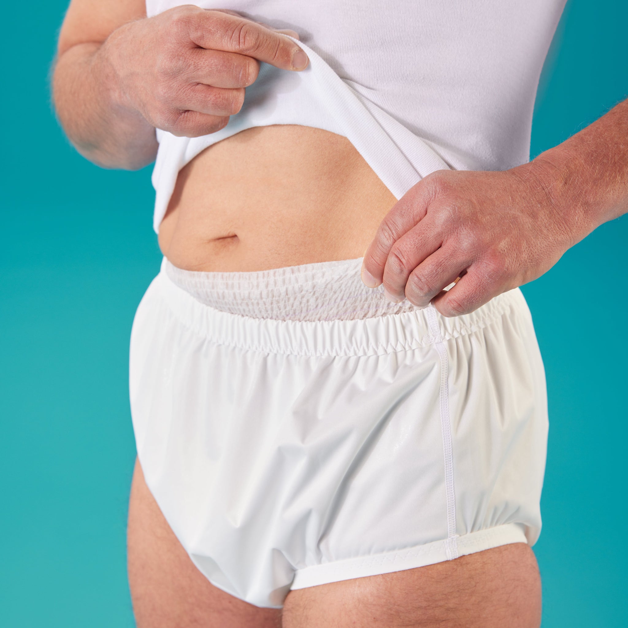 Nahaufnahme des suprima PU-Slip 1287 in weiß mit seitlich herausgezogener Vorlage