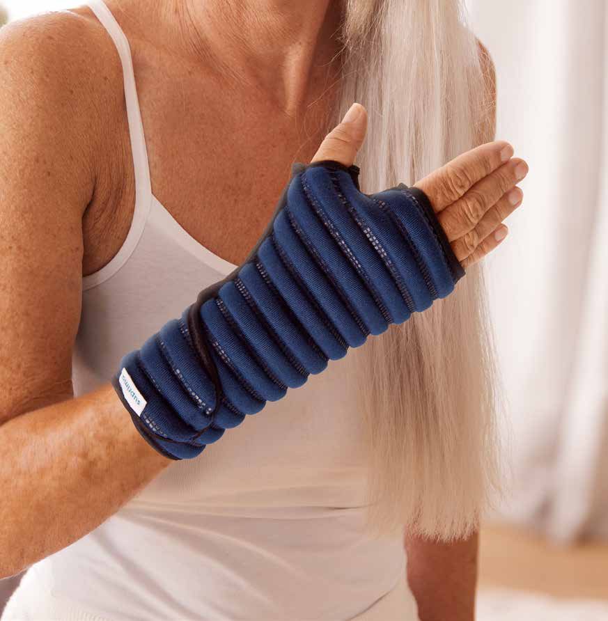 Handgelenk-Wärmer aus Pneumolast in Marineblau an der Hand einer Frau