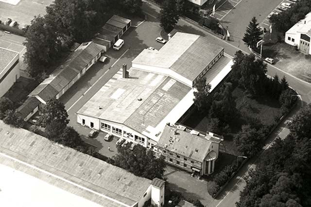 Historische Luftaufnahme des suprima Firmengelaendes in Bad Berneck aus den 1950er Jahren in Schwarz-Weiss