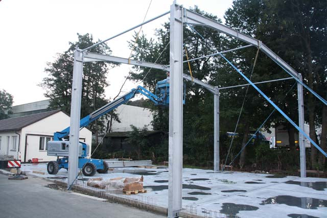 Bau einer neuen Produktionshalle am suprima Standort in Bad Berneck 2014, Stahlkonstruktion mit Kran im Hintergrund