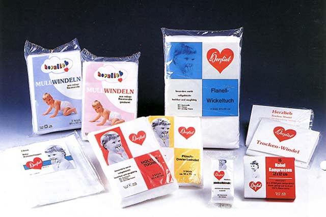 Historisches Produktsortiment der Marke Herzlieb mit Mullwindeln, Flanell-Wickeltuch und Trockenwindeln aus den fruehen Unternehmensjahren