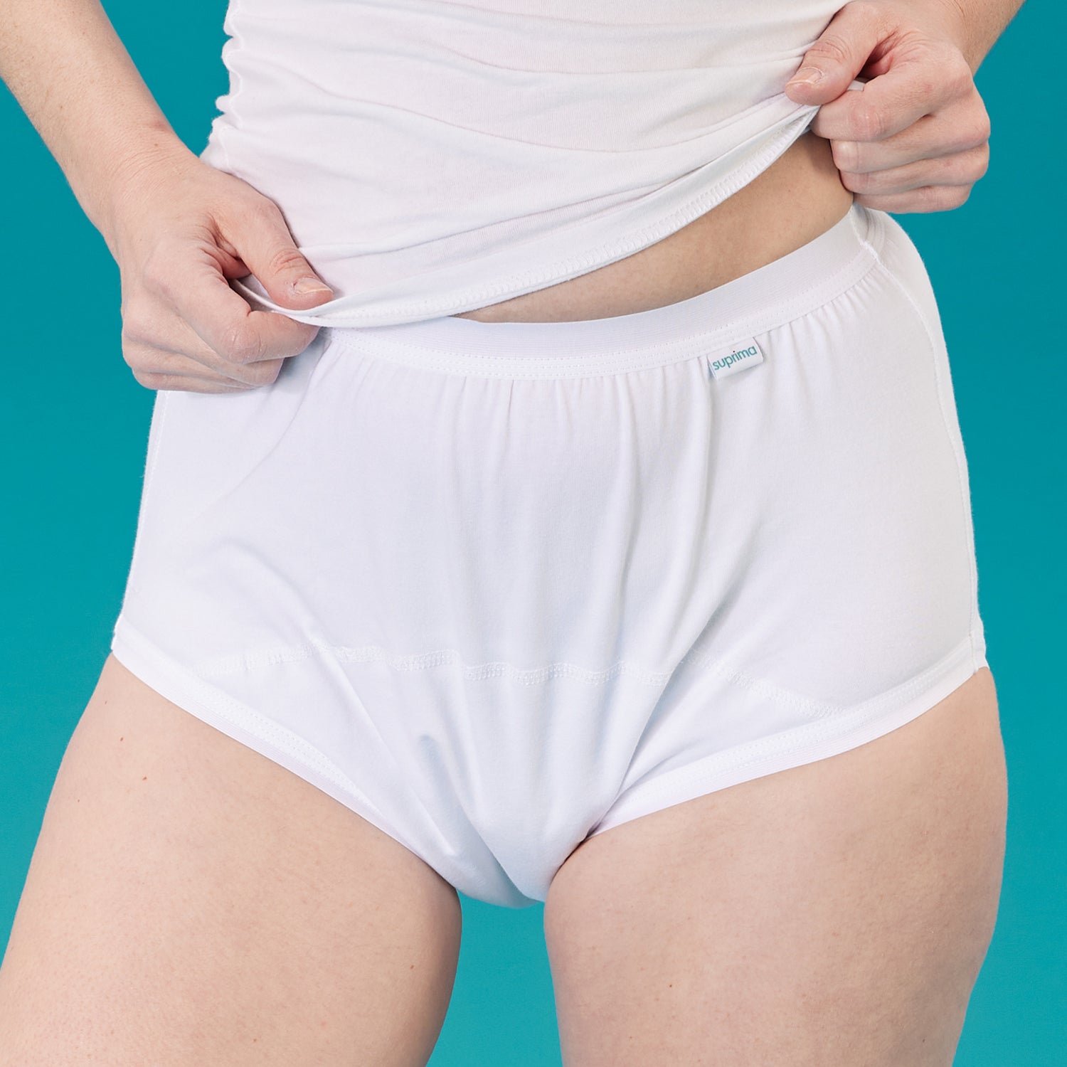 Nahaufnahme des suprima Baumwoll-Inkontinenz-Slip 1245 in weiß mit sichtbarem Markenlabel – Inkontinenzhose Detailansicht