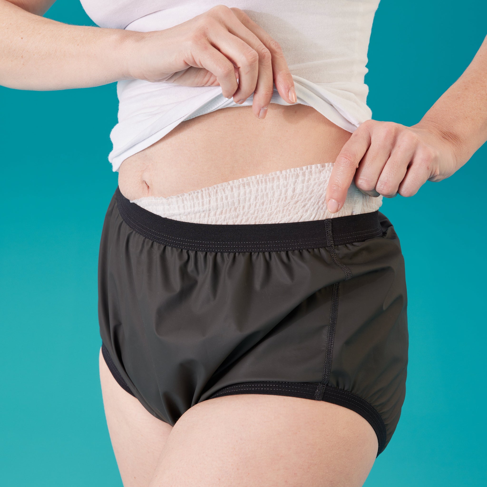 Nahaufnahme des suprima PU-Slips 1204 in grau mit seitlich herausgezogener Vorlage 
