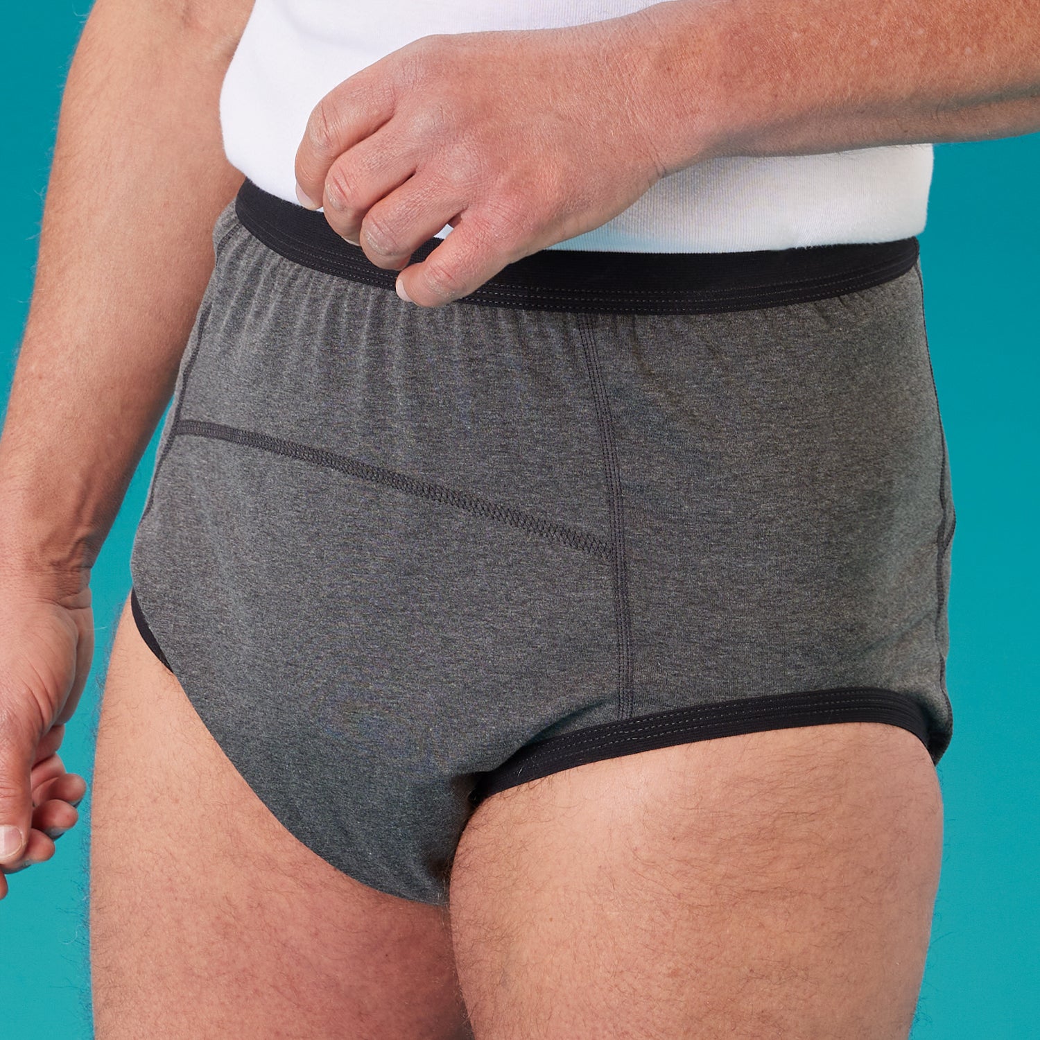 Detailfoto des suprima bodyguard Slip 3. Baumwoll-Inkontinenz-Slip 1259 in grau ist von vorne zu sehen, er hat einen taillierten Bund und sitzt angenehm an einem Männerkörper.  