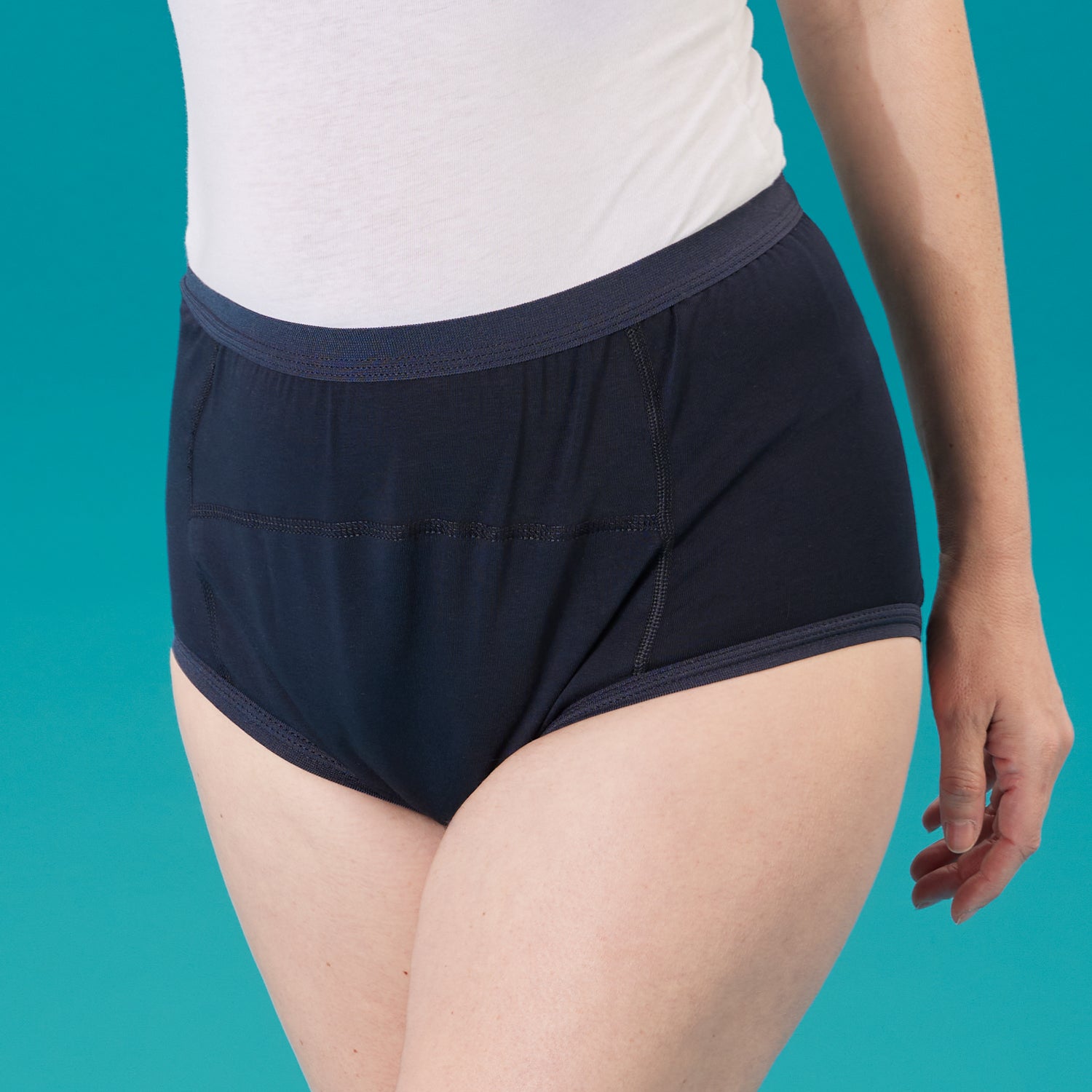 Detailfoto des suprima bodyguard Slip 3. Baumwoll-Inkontinenz-Slip 1259 in marine ist von vorne zu sehen, er hat einen taillierten Bund und sitzt angenehm an einem Frauenkörper. 