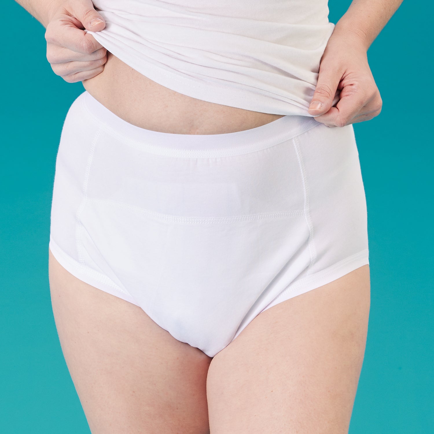 Detailfoto des suprima bodyguard Slip 3. Baumwoll-Inkontinenz-Slip 1259 in weiß ist von vorne zu sehen, er hat einen taillierten Bund und sitzt angenehm an einem Frauenkörper. 